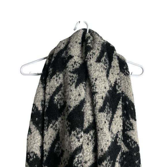 Modena Soft Chunky Knit Black and White Patterned Scarf - Picture 2 of 6